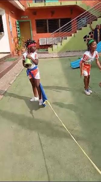 Activité sportive des élèves dans la cour de l'école
